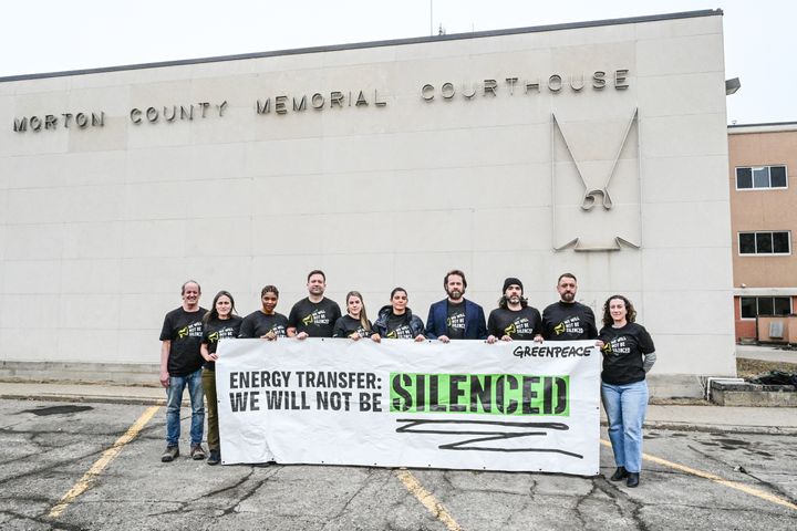 Greenpeace holder her et banner med beskeden "We Will Not Be Silenced" foran Morton County Memorial Courthouse i Mandan, North Dakota