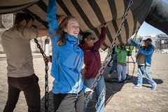 Humøret var højt, da frivillige fra Greenpeace i selskab med en kæmpe oppustelig hval i dag fejrede Danmarks ratificering af den globale havtraktat.