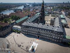 I maj sidste år rullede frivillige fra Greenpeace og Fossilfri Fremtid et kæmpe banner ud foran Christiansborg med beskeden "Stop drilling - Stop Hejre". Det skete i protest mod Danmarks tilladelse til at begynde helt ny olie-produktion i Hejre-feltet i Nordsøen.