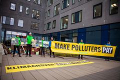 I november sidste år placerede Greenpeace-aktivister ødelagte ejendele fra klimakatastrofer rundt om i verden foran TotalEnergies danske hovedkontor i Esbjerg. Aktionen skulle minde oliegiganten om dens klimaansvar. På bannerne står der “klimaansvar leveret til døren” og “Make Polluters Pay”
