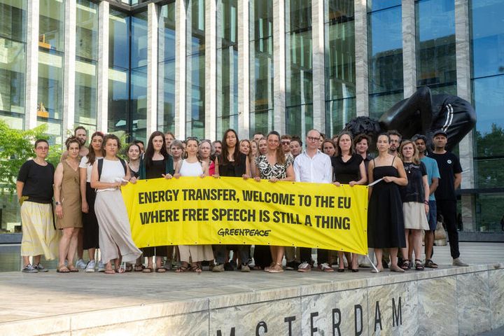 Greenpeace Internationals anti-SLAPP-sag mod olierørsselskabet Energy Transfer er i dag, onsdag, begyndt ved retten i Amsterdam, hvor folk var samlet for at sende et budskab: “Energy Transfer, Welcome To The EU Where Free Speech Is Still A Thing”.