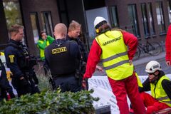 Greenpeace-aktivisterne nåede desværre ikke ned til oliepengene i dag, da politiet stoppede aktivisternes boring efter omkring en halv time, men kampen fortsætter for at få politikerne til at sikre, at oliegiganterne begynder at betale deres del af klimaregningen.