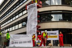 Greenpeace afleverer med aktionen i dag også en besked til politikerne: "Læg klimaskat på oliegiganterne"