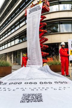 Greenpeace-aktivister afleverede i dag en gigantisk regning på 5 billioner dollar eller 32 billioner kroner foran oliegiganten TotalEnergies kontor i København.