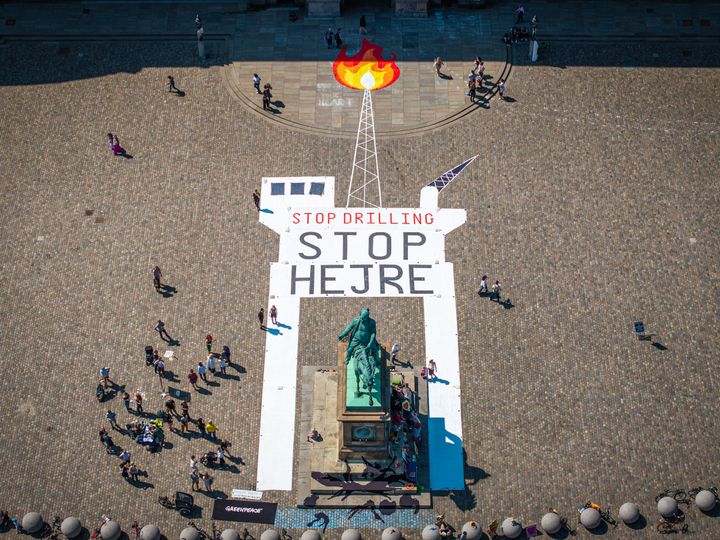 I maj sidste år rullede frivillige fra Greenpeace og Fossilfri Fremtid et kæmpe banner ud foran Christiansborg med beskeden “Stop drilling – Stop Hejre”. Greenpeace indgav samtidig en klage over Danmarks tilladelse til at begynde helt ny olie-produktion i Hejre-feltet i Nordsøen.