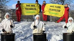 Frivillige fra Greenpeace i protest mod planerne om ny oliejagt i Hejre-feltet. Dronning Louises Bro i København, den 14. februar 2026.