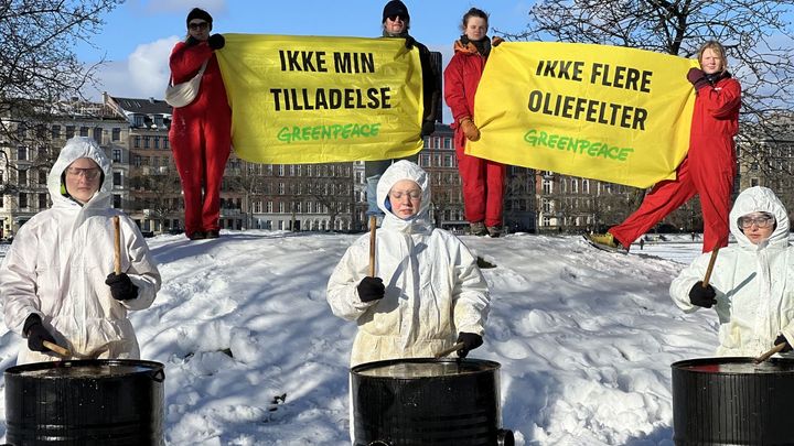Frivillige fra Greenpeace i protest mod planerne om ny oliejagt i Hejre-feltet. Dronning Louises Bro i København, den 14. februar 2026.
