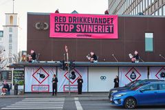 “Svineaktivister” fra Greenpeace producerer gylle i en protest mod Landbrug & Fødevarer.