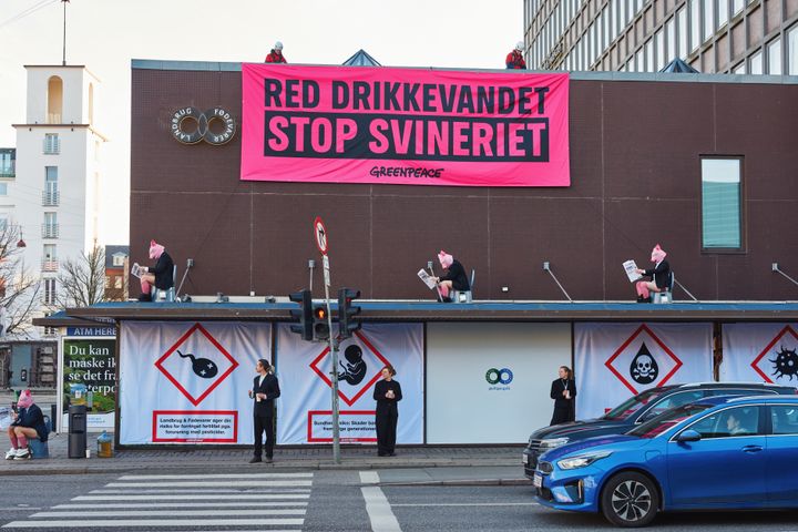 “Svineaktivister” fra Greenpeace producerer gylle i en protest mod Landbrug & Fødevarer.