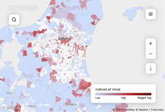 De hvide pletter på nitratkortet er områder, der i 2021 lå udenfor fælles vandforsyning. I disse områder forsynes mange borgere af egne husstandsboringer. Områderne ligger i det såkalde nitratbælte i Danmark, der er særligt ramt af nitratforurening. Greenpeace inviterer onsdag og torsdag borgere fra særligt disse områder til en gratis indikativ nitrattest af deres drikkevand, men alle er velkomne.