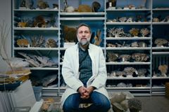 En af de forskere, der er med på den månedlange ekspedition til Arktis, er Dr. Paco Cárdenas. Han har den specialiserede titel som “svampe-taksonom” og er en af verdens førende eksperter i dybhavssvampe, fra Uppsala Universitet. Han er optaget af udforskningen af evolutionen og kemien af dyr, der er ældre end dinosaurerne.