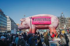 Mange mennesker samlede sig under folketingsvalget for at kræve bedre forhold for grisene og rent drikkevand.