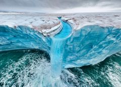 Her ses afsmeltingen fra den gigantiske gletsjer, Bråsvellbreen i Svalbard, i juli 2024.
