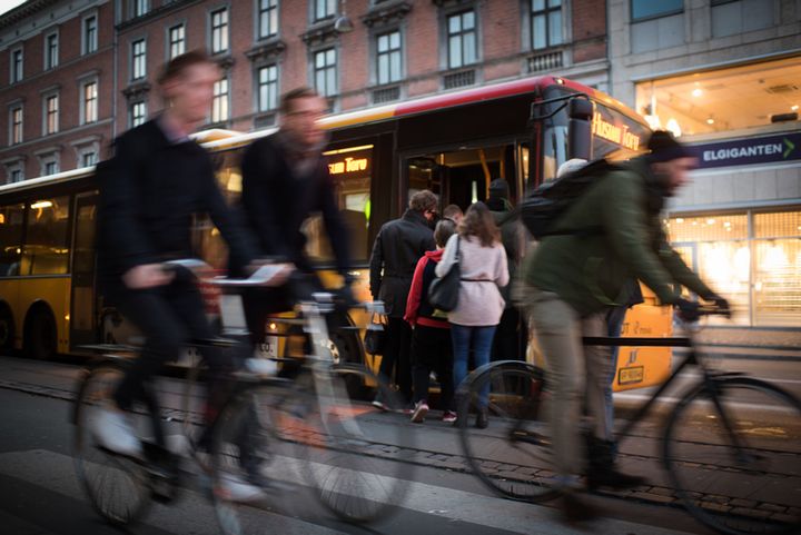 Cyklister og bus på en Københavnsk gade