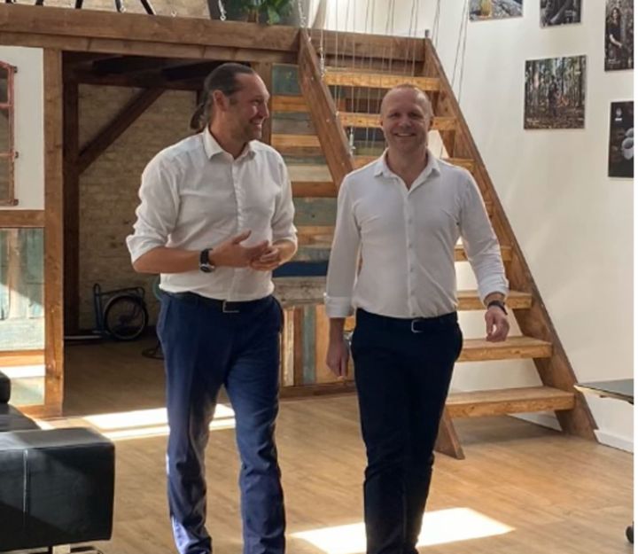 - Som stor virksomhed vil vi tage ansvar for vores jord og vores fremtid, siger Søren Kanne, divisionsdirektør for FOOd by Coor (tv) sammen med Sebastian Nielsen, CEO for Slow (th).