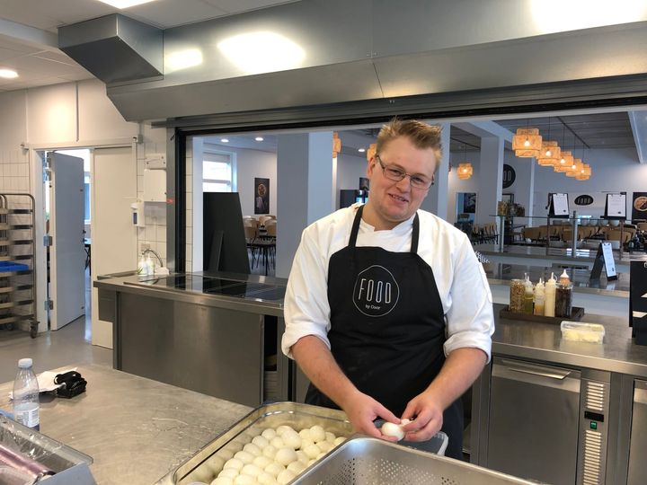 Thomas Maagaard forbereder frokosten til de ansatte i Coor i Herlev