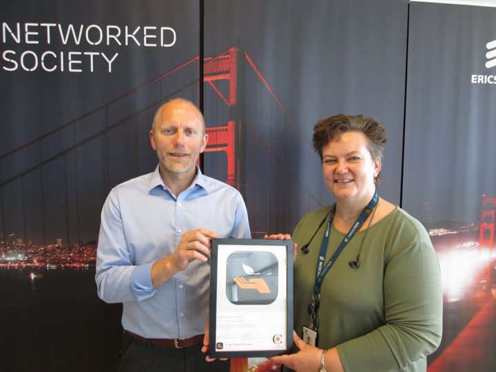 Coor Green Services diplomet overrækkes til facility manager hos Ericsson Danmark, Linda Lykke, af driftschef i Coor, Jesper Nyegaard.