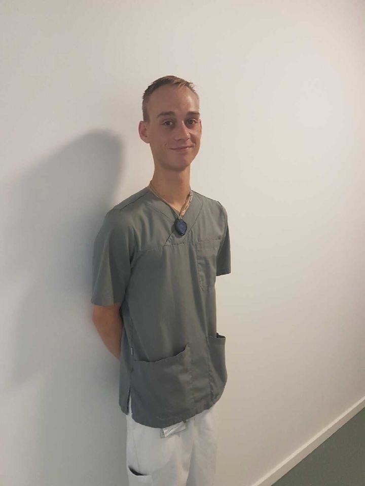 Simon trives i sit job på Vejle Sygehus