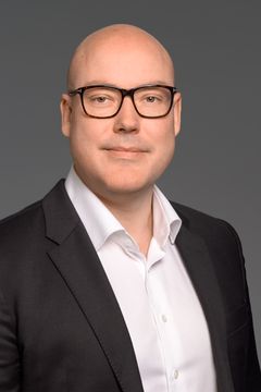"Det er et stærkt tegn på tillid til vores medarbejdere og den kvalitet, vi leverer hver dag", siger Peter Hasbak, administrerende direktør, Coor Danmark, om den forlængede aftale med DSB.