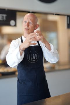 Thomas David Parry går op i oplevelsen af alt fra rugbrød til suppe