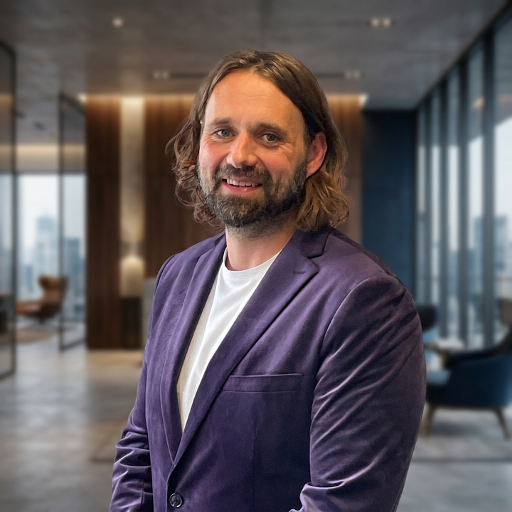"Når en bygning bruger mindre energi, tænker de færreste over, at AI har været på arbejde. Men det er netop dér, der også ligger store gevinster," fortæller Kasper Dyeremose, Head of Digital and Process Development i Coor Danmark, der varetager Coor Danmarks arbejde med AI.