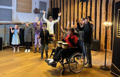 12 modige børn, som alle lever med en sjælden sygdom eller handicap, har været i musikstudiet Juicyhalftone, for at skabe musik og glæde.