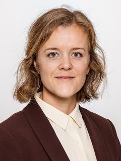 Emilie Damm Klarskov er analysechef med mange års erfaring i detaljerede registeranalyser af strukturer og ulighed i Arbejderbevægelsens Erhvervsråd, hvor hun beskæftiger sig primært med analyser af arbejdsmarkedet og uddannelsesområdet. Pressefoto