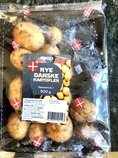 Selv med masser af Dannebrogsflag kan COOP ikke skjule, at deres nye kartofler fra Strandlyst I/S på Lammefjorden er sprøjtet et betydeligt antal gange, før de når ud til forbrugerne. Det 'normale' antal sprøjtninger ligger på 13. Skærmbillede