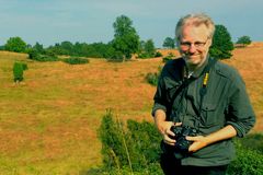 Naturfotografen Rune E. Larsen promoverer sig selv som ophavsmanden til de omdiskuterede naturnationalparker, som han lancerede i en bog om emnet. Pressefoto/Birthe Kreie
