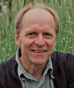 Agronom Anders Borgen er grundlægger og daglig leder af virksomheden Agrologica. Efter en uddannelse som filosof fra Odense Universitet og et ophold på Den Økologisk Landbrugsskole i 1983 blev han uddannet som agronom. Siden 2006 har Borgen arbejdet med planteforædling og plantegenetiske ressourcer. Foto: Gustav Bech.