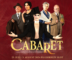 I år viser Stevns Sommerspil ”Cabaret” i slotsgården på Gjorslev Slot i dagene 23. juli – 3. august