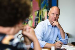 Koncerndirektør Jørgen Bjelskou mener, at regionens medarbejdere nok kan overleve en dag til et kursus eller et møde uden en bøf. Pressefoto fra Region Syddanmark