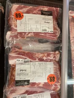 Millioner af danske svin eksporteres til Polen hvert år, men de vender tilbage til de danske butikker som superbillig bacon, der for længst har udkonkurreret danskproduceret bacon. Pressefoto til download.