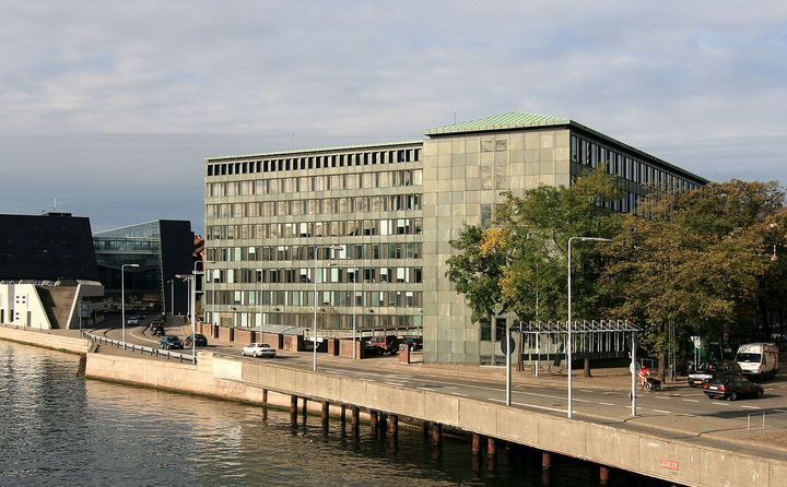 Fødevareministeriets domicil ligger i Holbergsgade i det indre København, hvor man også finder Axelborg, der er hovedsæde for lobbyorganisationen Landbrug & Fødevarer. Afstanden mellem de to magtcentre er 1500 meter, og midtvejs passeres Christiansborg, hvor de politiske beslutninger træffes. Foto: Wikipedia.