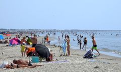 Sommerens glade badeliv på Fanøs kridhvide badestrande er selv hovedattraktionen for øens erhvervsliv, der betjener op mod en million sommergæster. Foto: Kim Fischer.