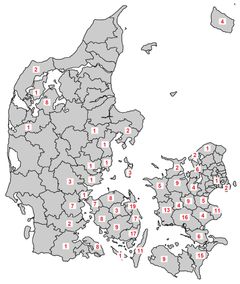 En aktindsigt i de lovpligtige indberetninger af sprøjtemiddelforbrug fra den seneste planperiode 2022-23 viser, at 262 agrovirksomheder har rapporteret et forbrug af Asulox, der er det asulam-baserede sprøjtemiddel, som Miljøstyrelsen giver dispensation til. Tilsammen har de 262 virksomheder sprøjtet 5.832 hektar med asulam. Det svarer til arealet af Vadehavsøen Fanø, men forureningen er ikke koncentreret på en enkelt lokalitet. Tværtimod fordeler de sprøjtede marker sig på knap halvdelen (47) af alle de danske kommuner.