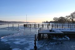 En frostmorgen på Thurø med begyndende isdannelse på Skårupsund. Det er unikt for vand, at det udvider sig, når det størkner. Isen lægger sig på overfladen. Foto: Ian Heilmann