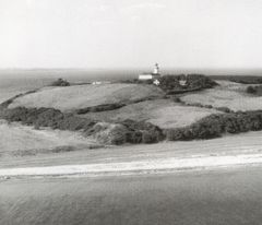 Hjelm fotograferet i 1969 set fra øst med Skådebakke i centrum. Markerne lå græsklædte med enkelte enklaver af Vild Kørvel. Foto: Asingh & Engberg (2002)