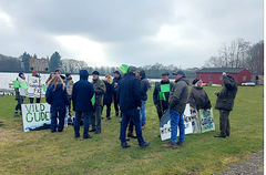 Demonstranter for at reetablere Gudenåen var synlige under hele mødet.