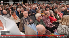 Salen var fyldt med intenst lyttende borgere, da den grønne trepartsaftale blev dissekeret. Billede fra filmen.