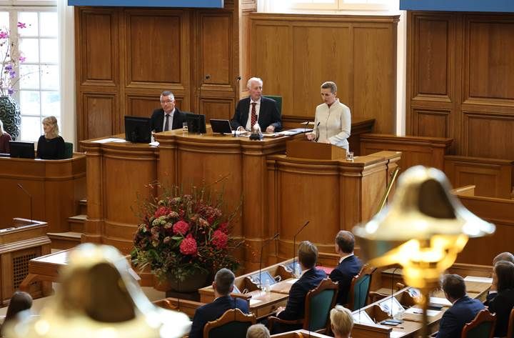 Statsminister Mette Frederiksen fortæller myten om det rene drikkevand under åbningstalen 4. oktober 2022 i Folketinget. Foto: Statsministeriet.