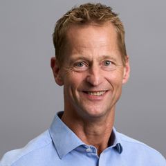 SEGES-direktør Tom Heron tiltrådte som ny topchef for SEGES Innovation P/S den 1. august 2023. Den geologuddannede Tom Heron kom fra en mangeårig stilling som regions- og sektordirektør i den rådgivende ingeniørvirksomhed NIRAS med ansvar for fagområder som miljø, bæredygtighed og digitalisering. Tom Heron markedsfører SEGES Innovation som ”en uafhængig forsknings- og innovationsvirksomhed, der arbejder for en bæredygtig og konkurrencedygtig landbrugs- og fødevareproduktion.” Pressebillede.