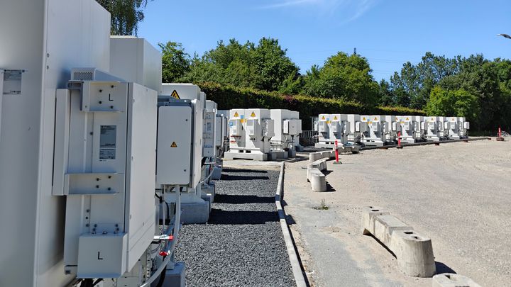 BESS anlæg, opsat og tilmeldt af Co2Pro til systemydelser.