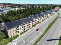 Boligforeningen med solceller på taget.