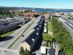 Boligforeningen med solceller på taget. I nederste højre hjørne ses BESS-anlægget.