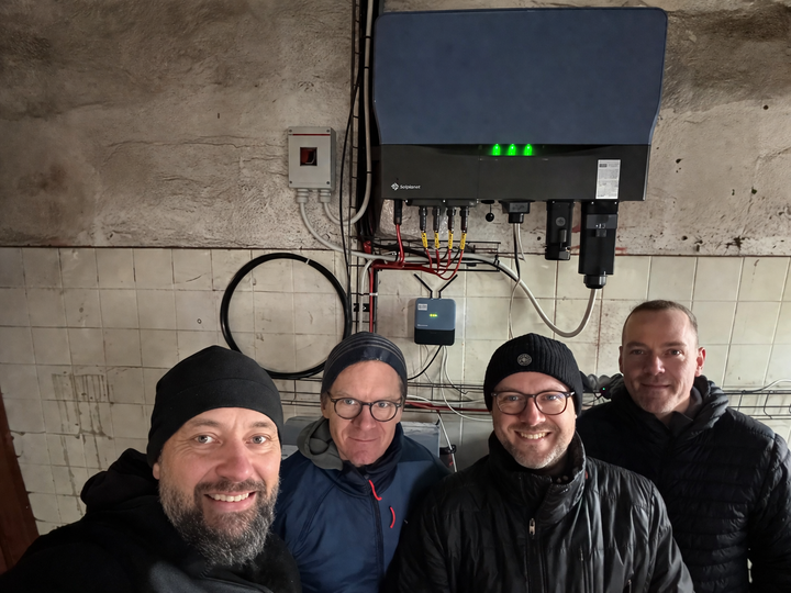 Fra venste: Kim Schildt fra Co2Pro, Malte Philipp Gerke, Bo Lønborg Müller, Thomas Dam fra Solplanet, i baggrunden ses Solplanet AI-hub.