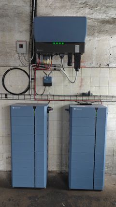 Den første installerede Solplanet batteriløsning, med inverter og AI-hub