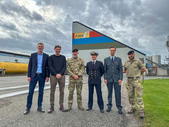 Uniform på jobbet foregik i år hos Arkils asfalt fabrik i Skrydstrup.