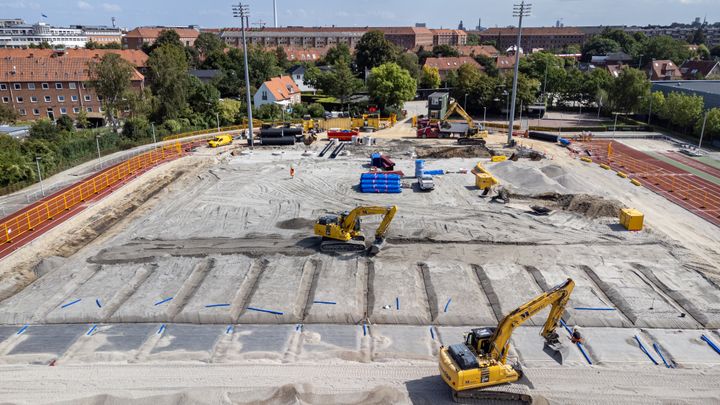 Siden juni 2024 har 1200 sættevognlæs kørt ind og ud gennem den ene indkørsel, der har været til byggepladsen. Det har gjort logistik til en af de store udfordringer på projektet.