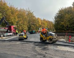 Mark er sammen med kollegaer fra Asfalt Næstved i gang med at omlægge et T-kryds til en rundkørsel på Randersvej i Nykøbing Falster.